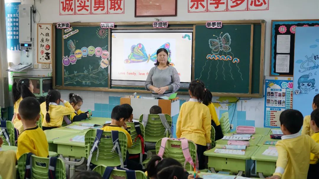 龙园外语实验学校张丽芳老师带领一年级学生呈现了一节启思《玩转英语常见词220》高频词展示课